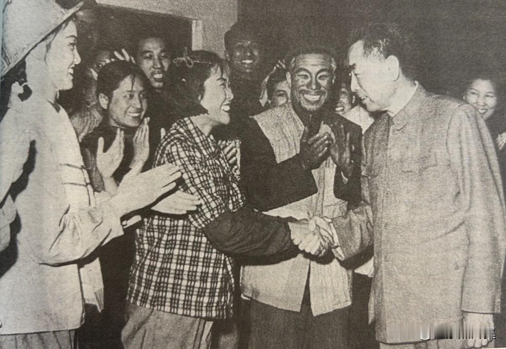 1965年，周恩来总理在北京观看歌剧《煤店新工人》演出后，走上舞台与演员亲切握手