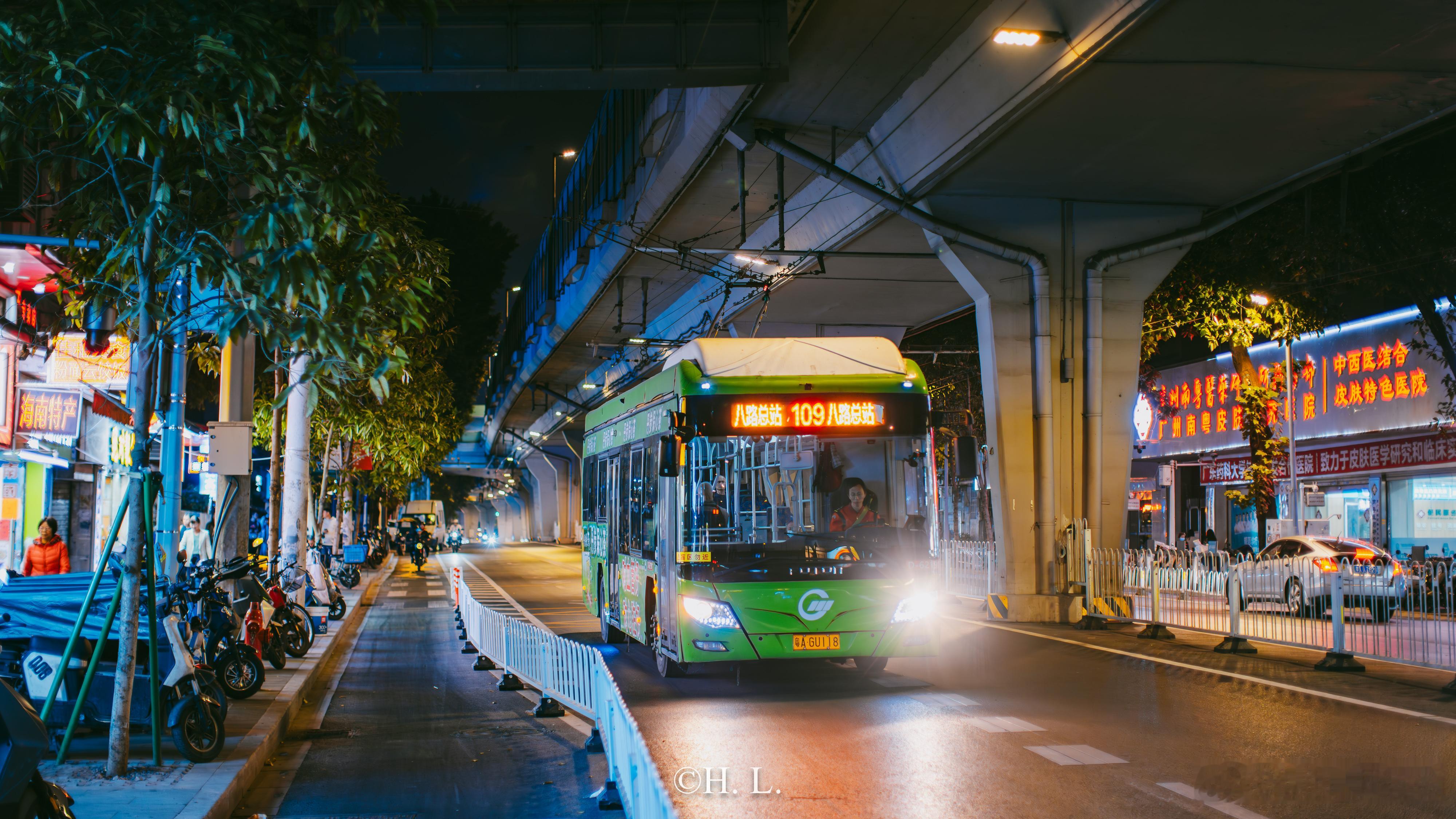 109路无轨电车慢速通过分线器的瞬间。人民北路，广州 