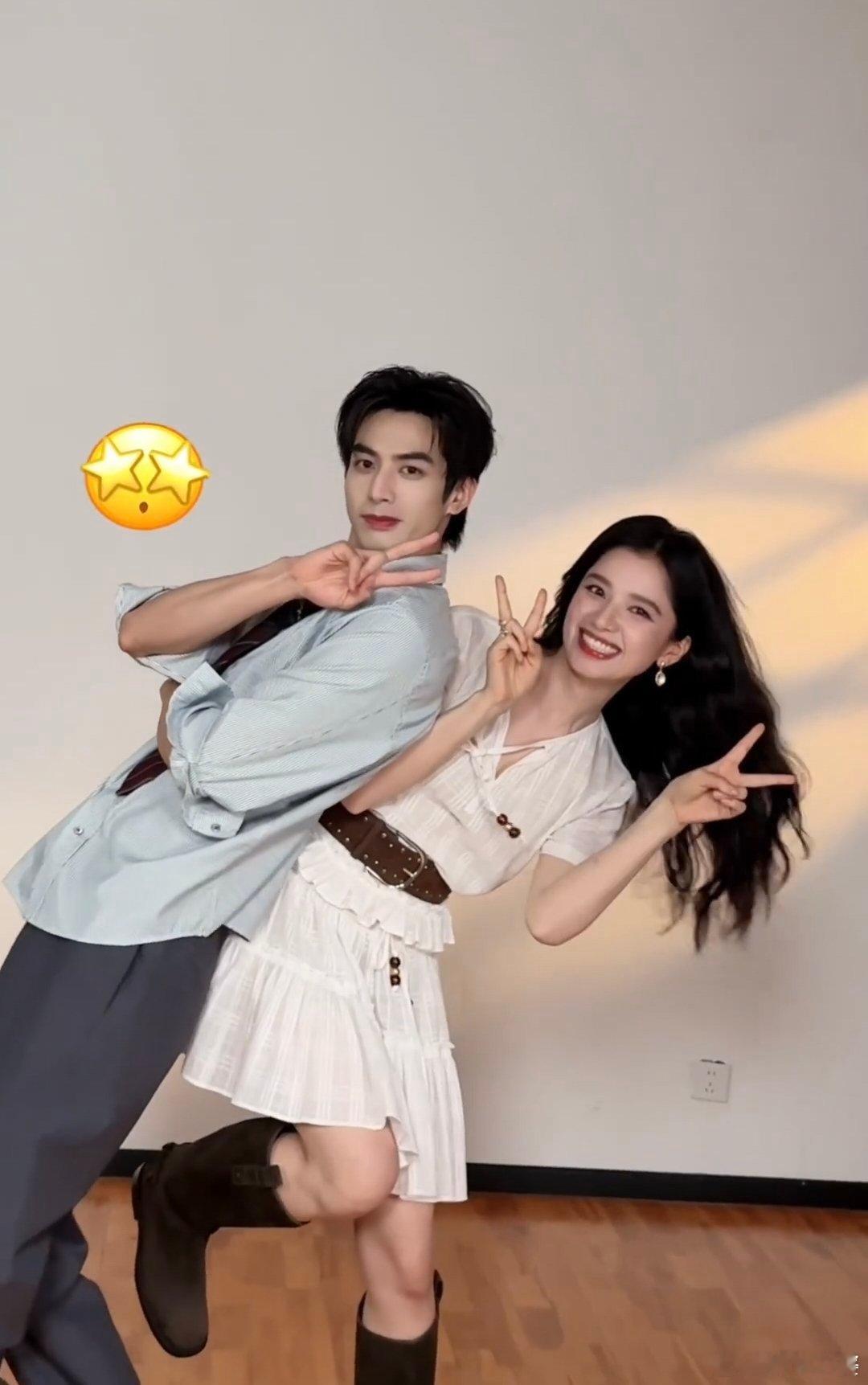 宋威龙张婧仪抽象共创本来以为帅哥美女合拍会很高冷，结果俩人搁那搞抽象，宋威龙转圈