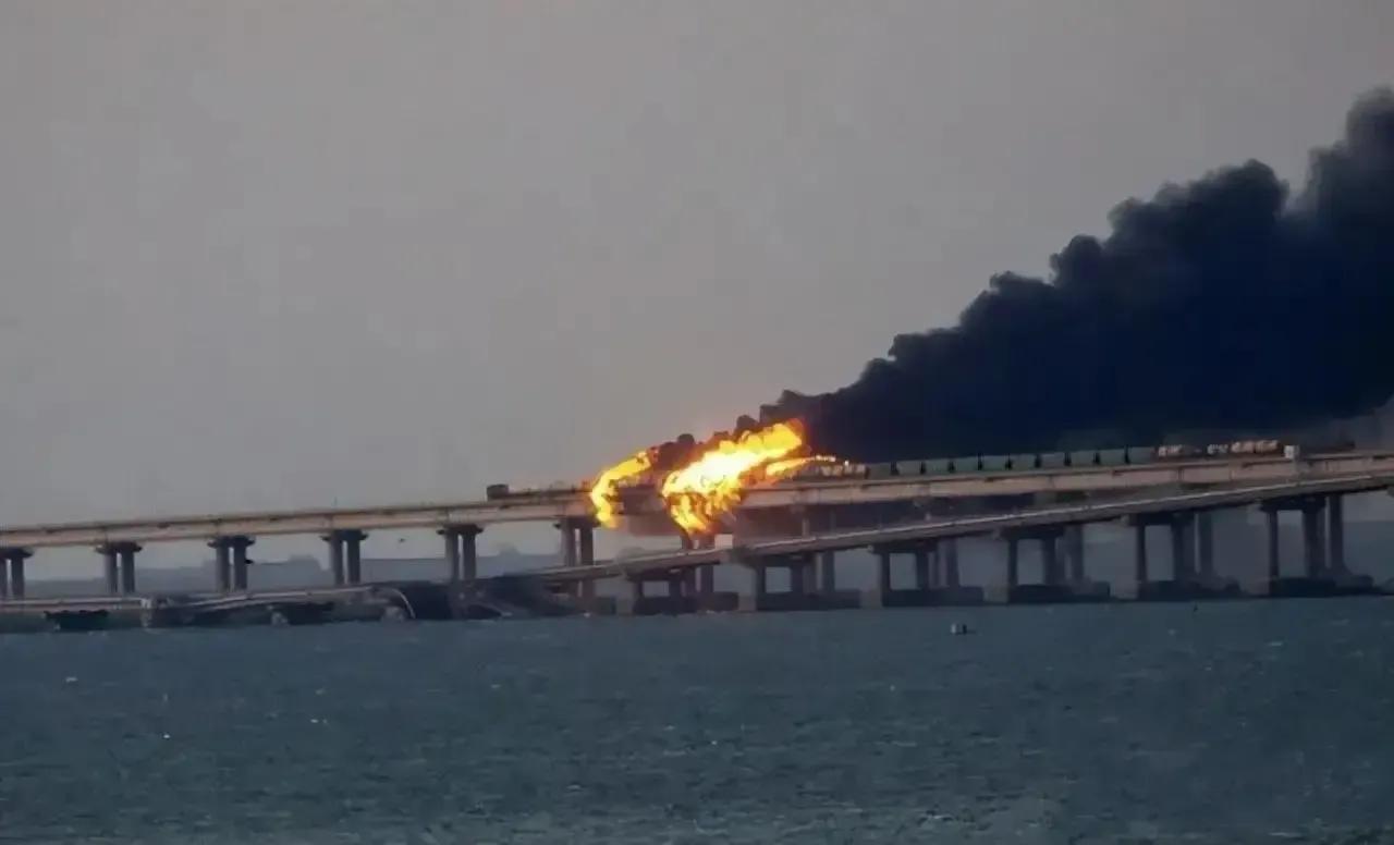 炸克里米亚大桥就是激怒俄罗斯，防御的俄罗斯没让乌克兰占到便宜，一个离开战壕，奔跑