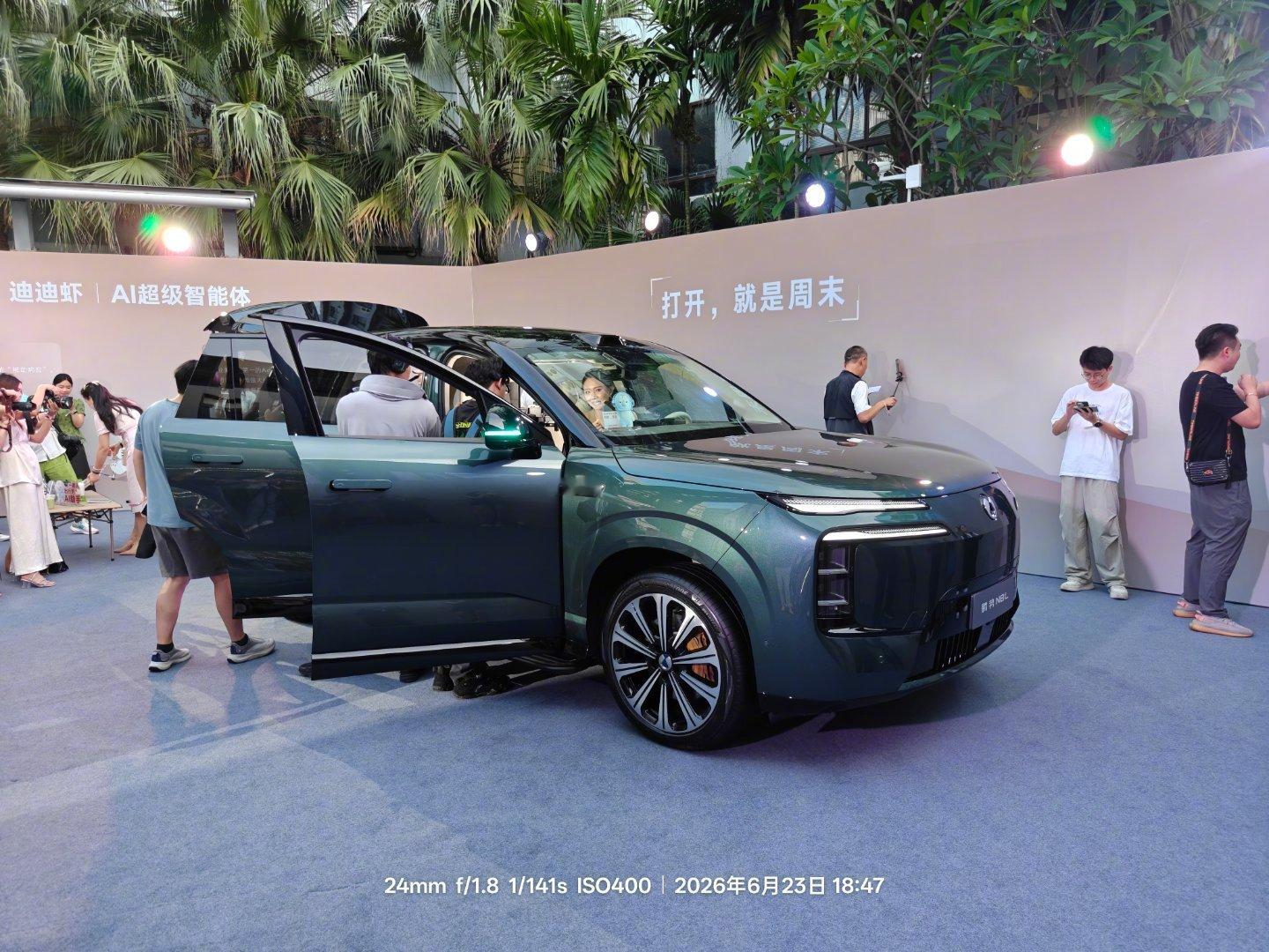 胡海泉不奔跑改坐车了腾势N8L闪充版上市 发布会即将开始，现场已经非常热闹，火热