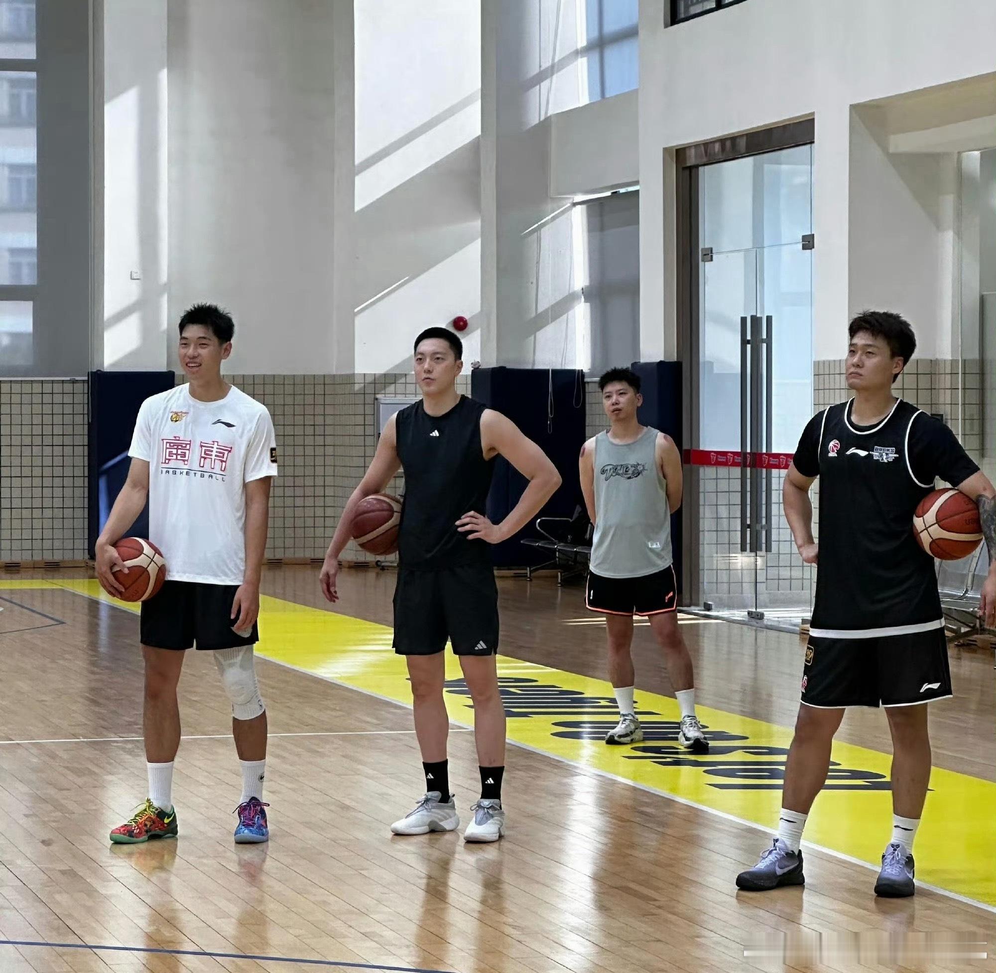 这别的队该怎么玩啊？上赛季效力于NBA篮网队的全能型球员崔永熙，前中国男篮队长，
