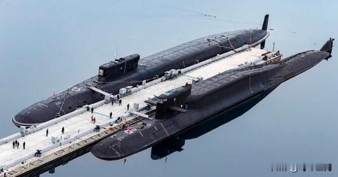 俄罗斯派出潜艇及其他海军兵力，为美国一直追捕的一艘油轮护航，该油轮当时正在委内瑞