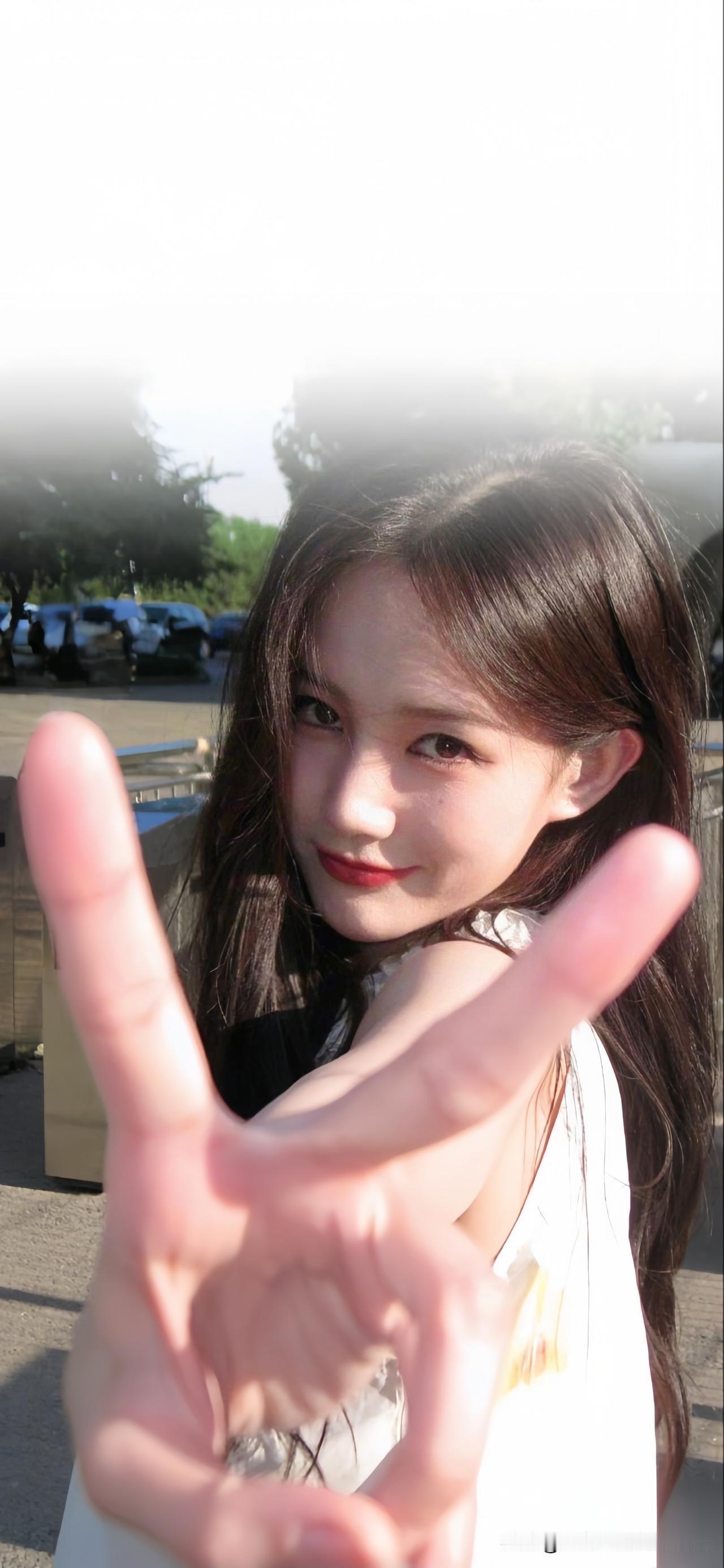 李一桐比耶，这甜妹谁扛得住啊～