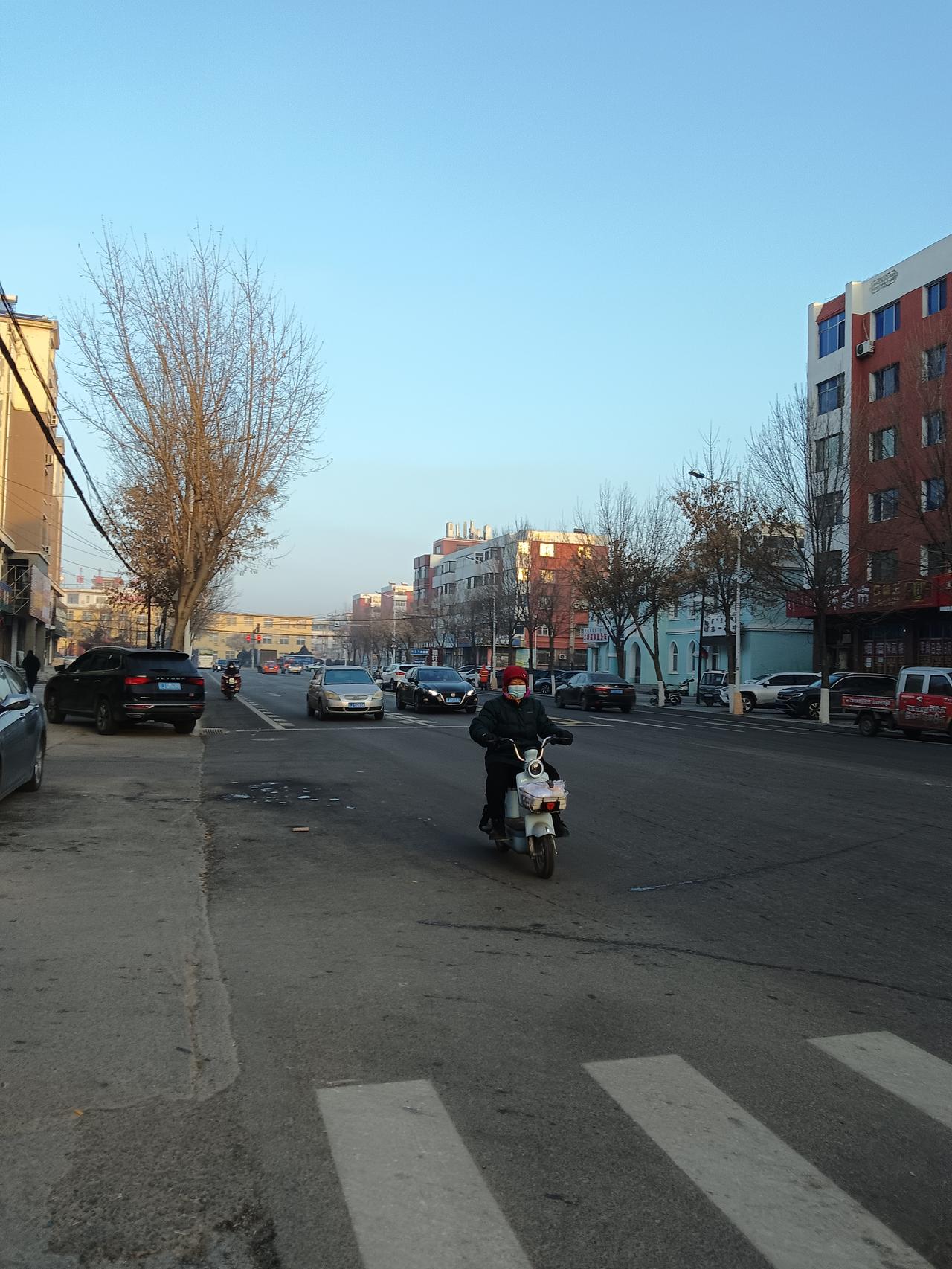 冬日黄昏，城市街道上的骑行者