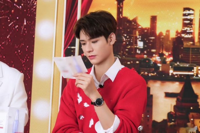 和龚俊一起迎接新年  龚俊红色毛衣look 此刻龚俊的红色毛衣造型大放异彩，红的