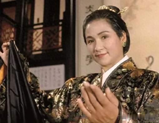 郑佩佩：19岁惊艳影坛，24年后靠“华夫人”翻红，晚年病痛缠身。