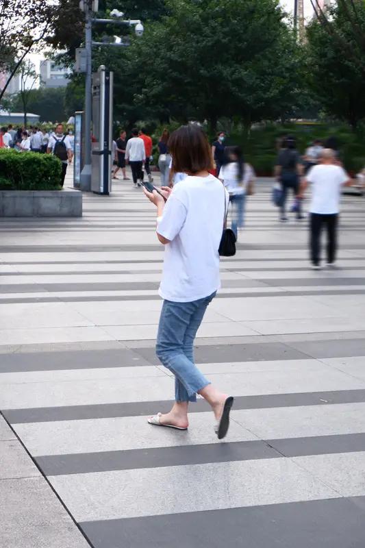 痛心！25岁女子下楼刷手机，一脚踩空摔成大小便失禁，余生或遭重创
 
走路刷手机