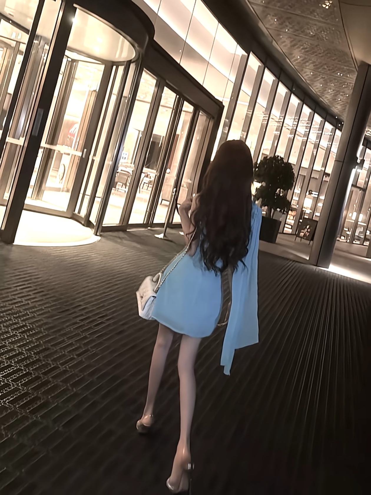 谁能想到这个背影竟然是桂哥 