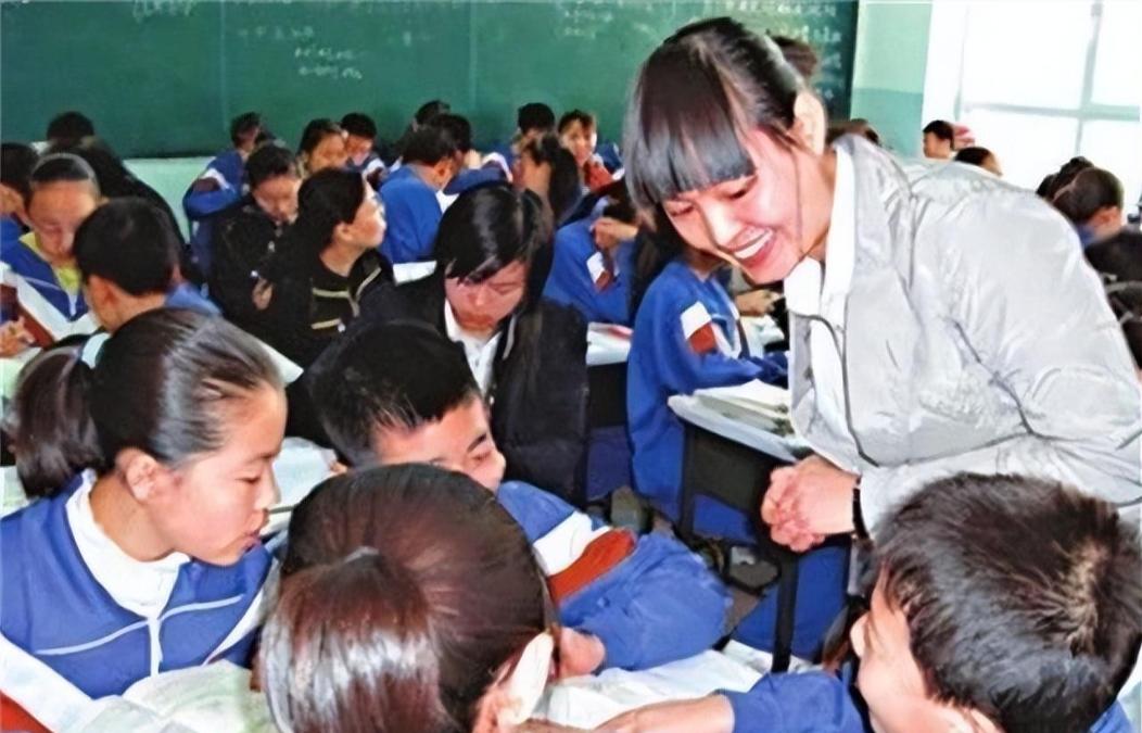 2012年5月，黑龙江省佳木斯市，1名28岁的女教师，在学校门口，为下晚自习的学