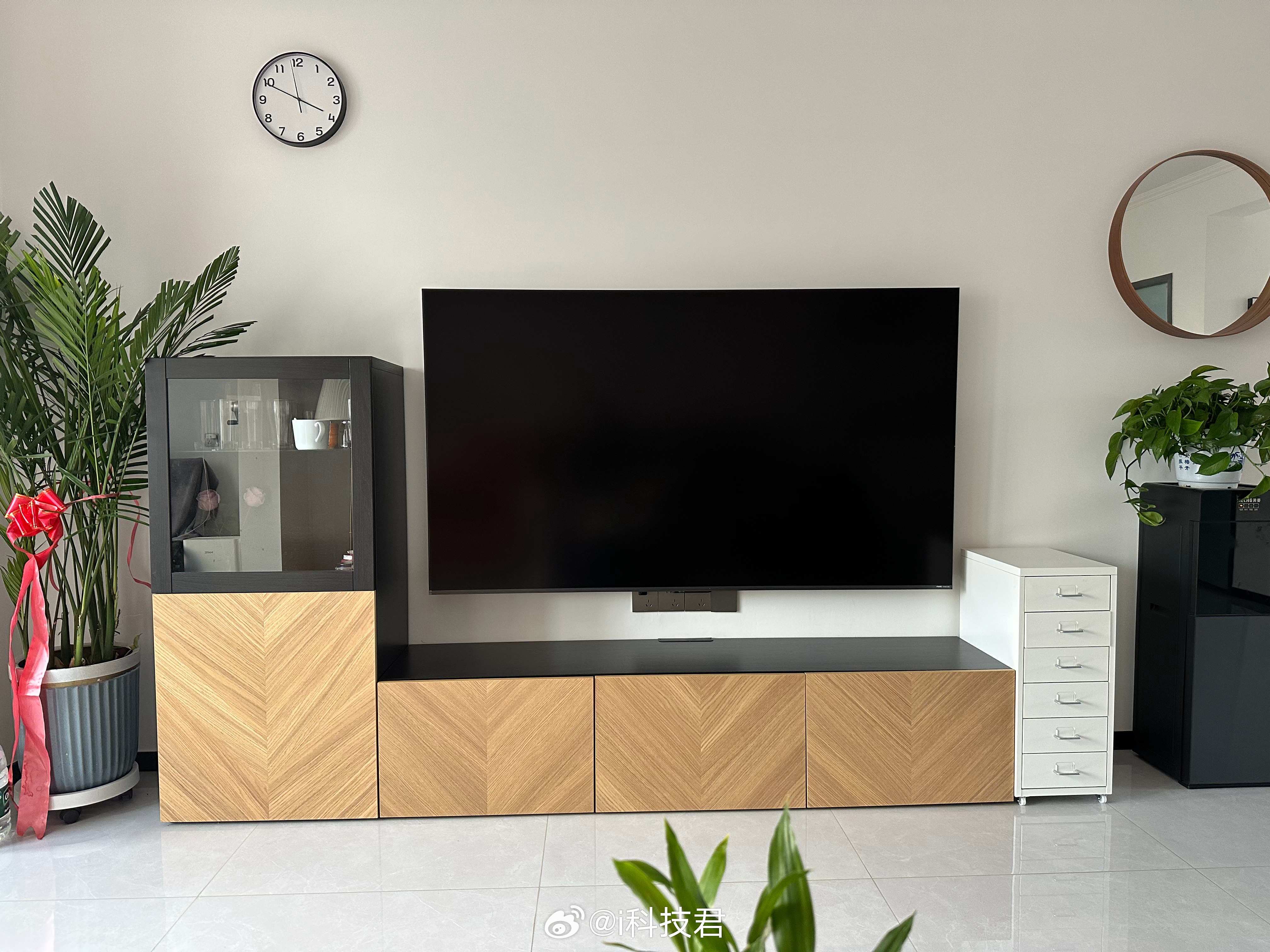 75英寸电视真的很小，上墙就缩水，我家是电视柜提前买好了，只能选择75英寸电视，