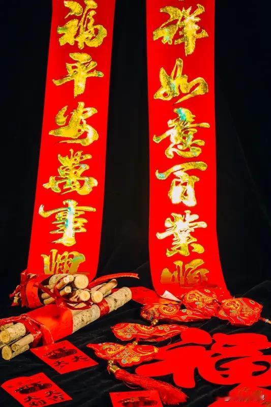 刷到有人出下联
“日日为钱奔波，敬对上联”
瞬间戳中大半打工人日常
翻遍传统新春