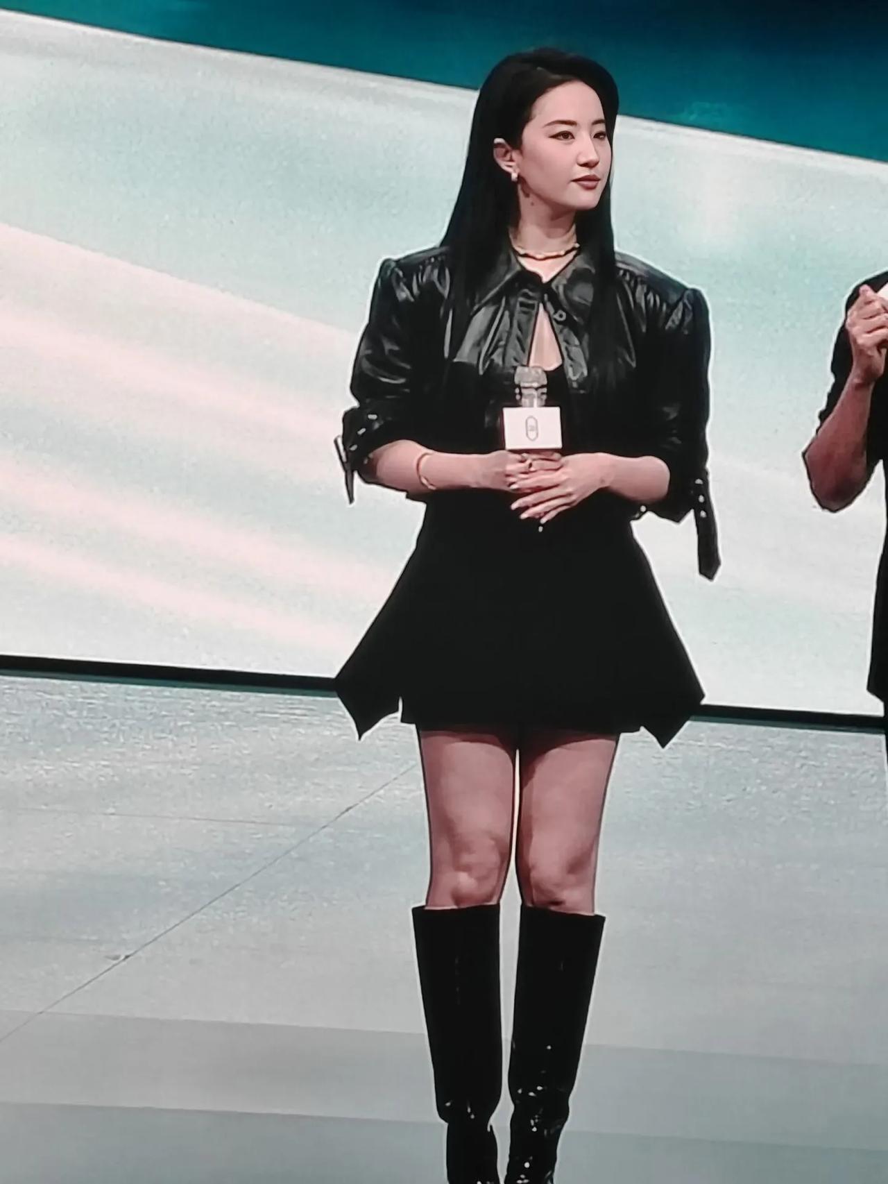 刘亦菲现身发布会，分享智界R7用车体验，点赞副驾零重力座椅、大空间等实用功能，更