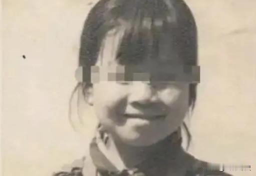 1990年，陕西一个13岁的姑娘，将农药倒在了自己亲生父母的碗里，还将9岁的弟弟