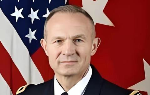 宣布辞职一小时后，美国陆军参谋长说：“一个疯子将带领伟大的美国军队走向毁灭。”这