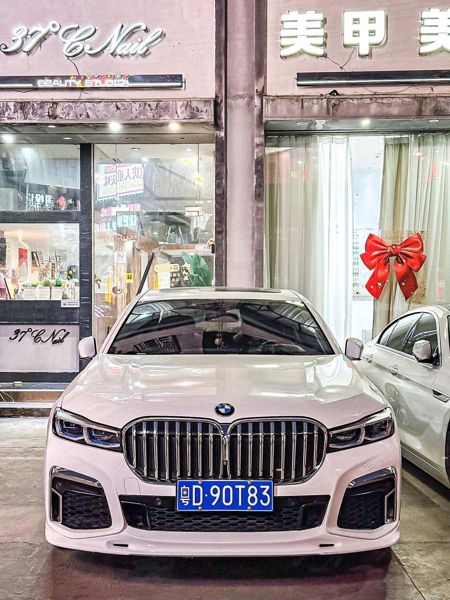 优雅的白色g12宝马7系白马王子般的气质 巅峰时期的外观设计搭配独一无...