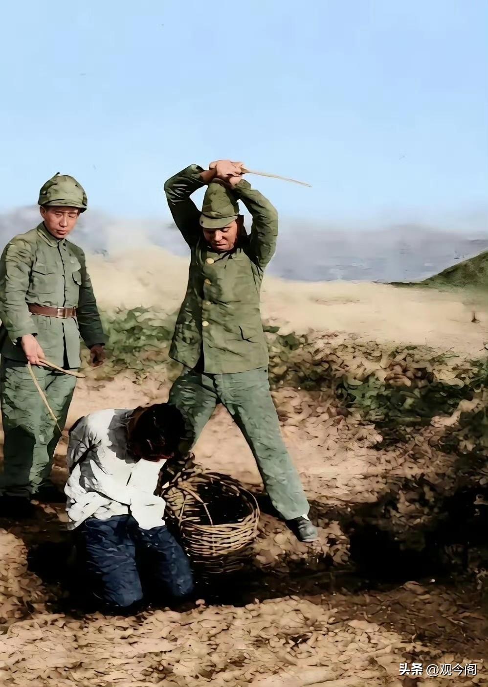 日军举起战刀，砍掉了这个中国女人的头。她身边还放着一个树枝条编的筐——她当时不过