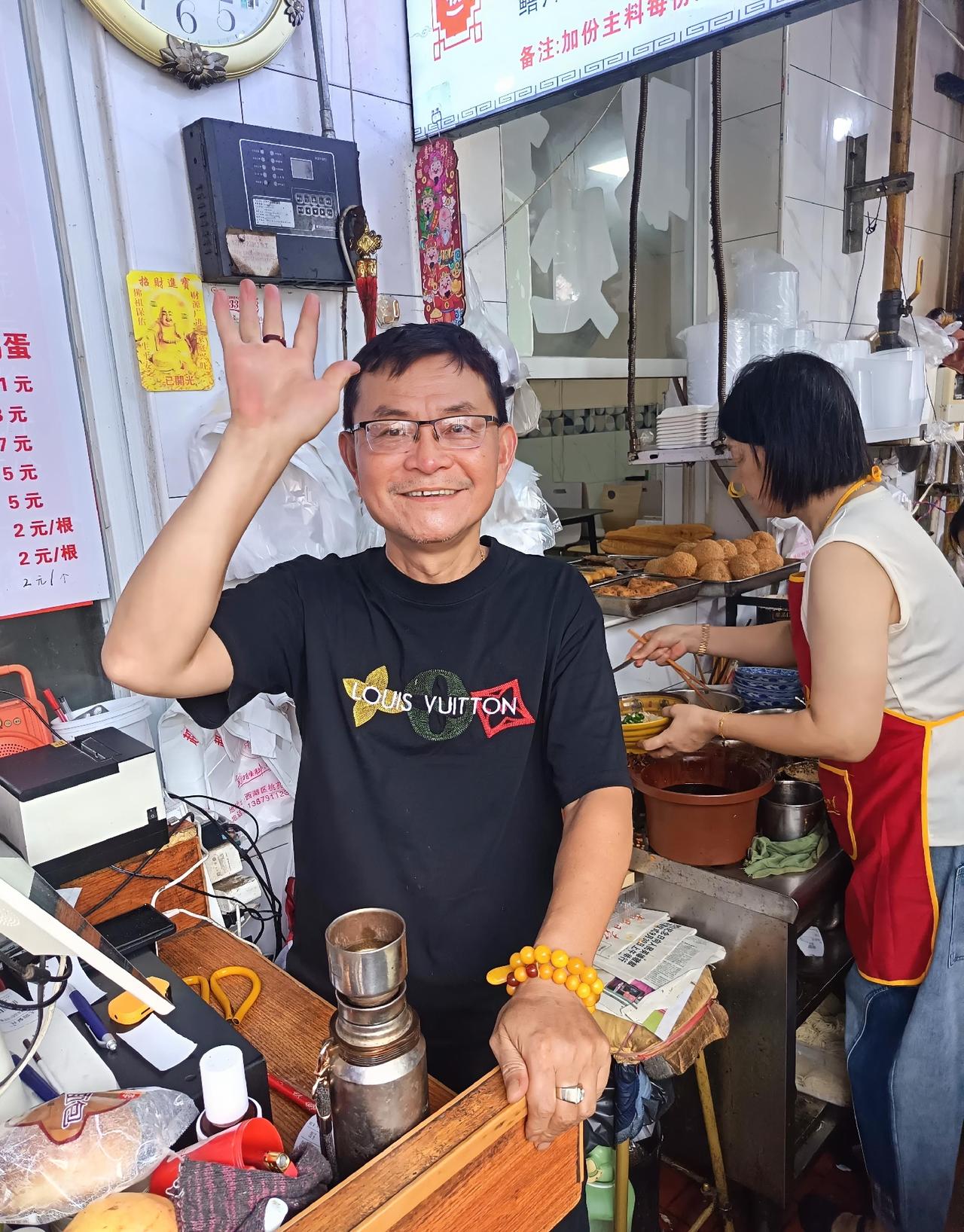 我和“超越”猪血粉店的万总是好哥们，认识二十多年了，常在一起唠唠嗑，而且还是多年