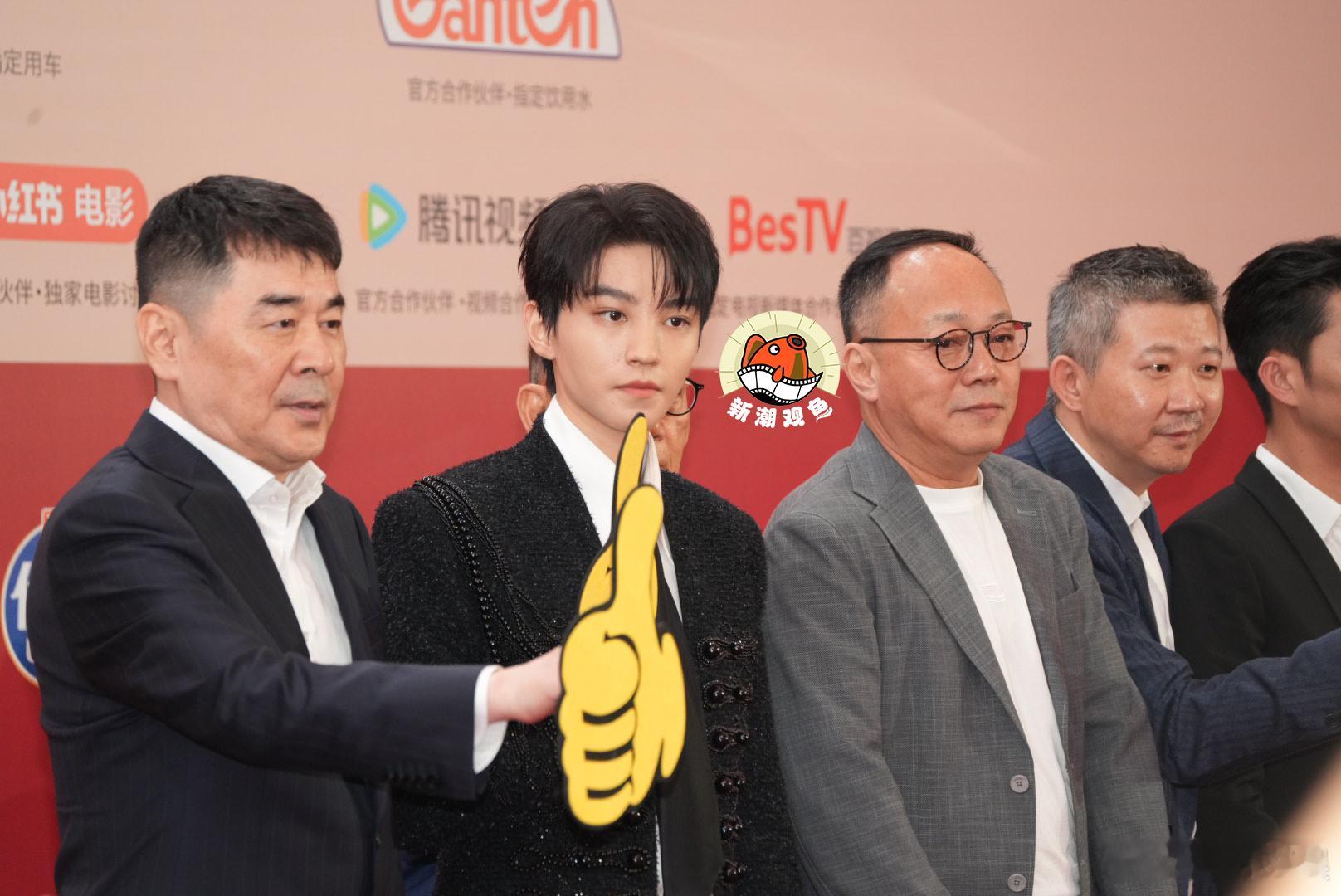 王俊凯刘德华红毯合影小凯和华仔的状态好好，两位[good][good]上海电影节