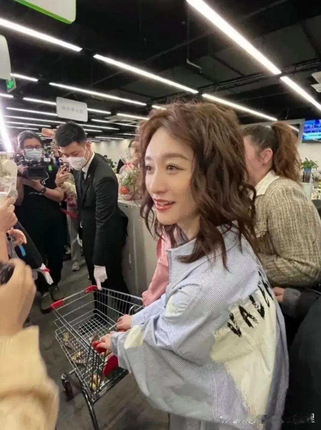 演员真不容易，50岁还要保持少女状态。
李小苒是瘦美瘦美的。看来为了减肥也是没少