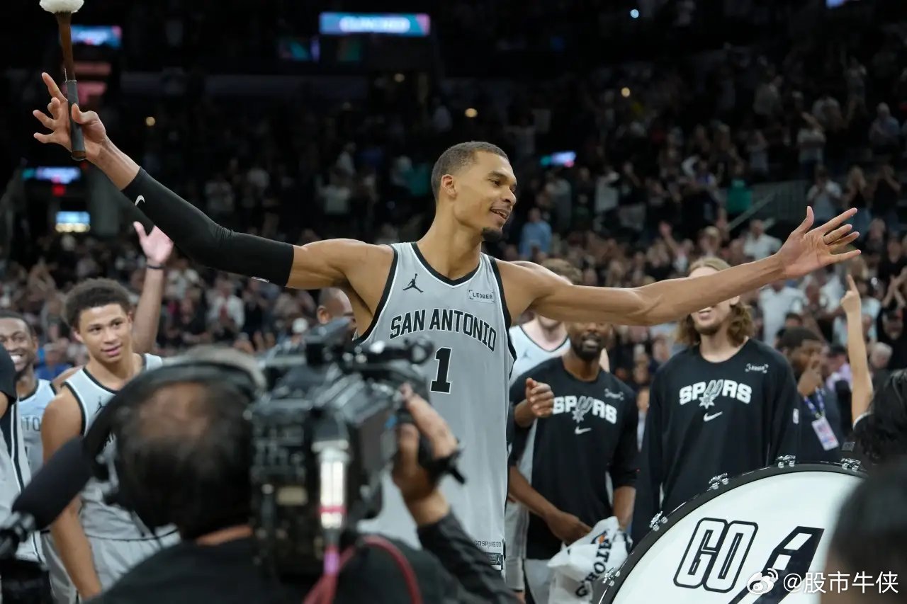 马刺的这个重建过程，丝滑的有点过分了：邓肯16年退役，16-17赛季马刺还是夺冠