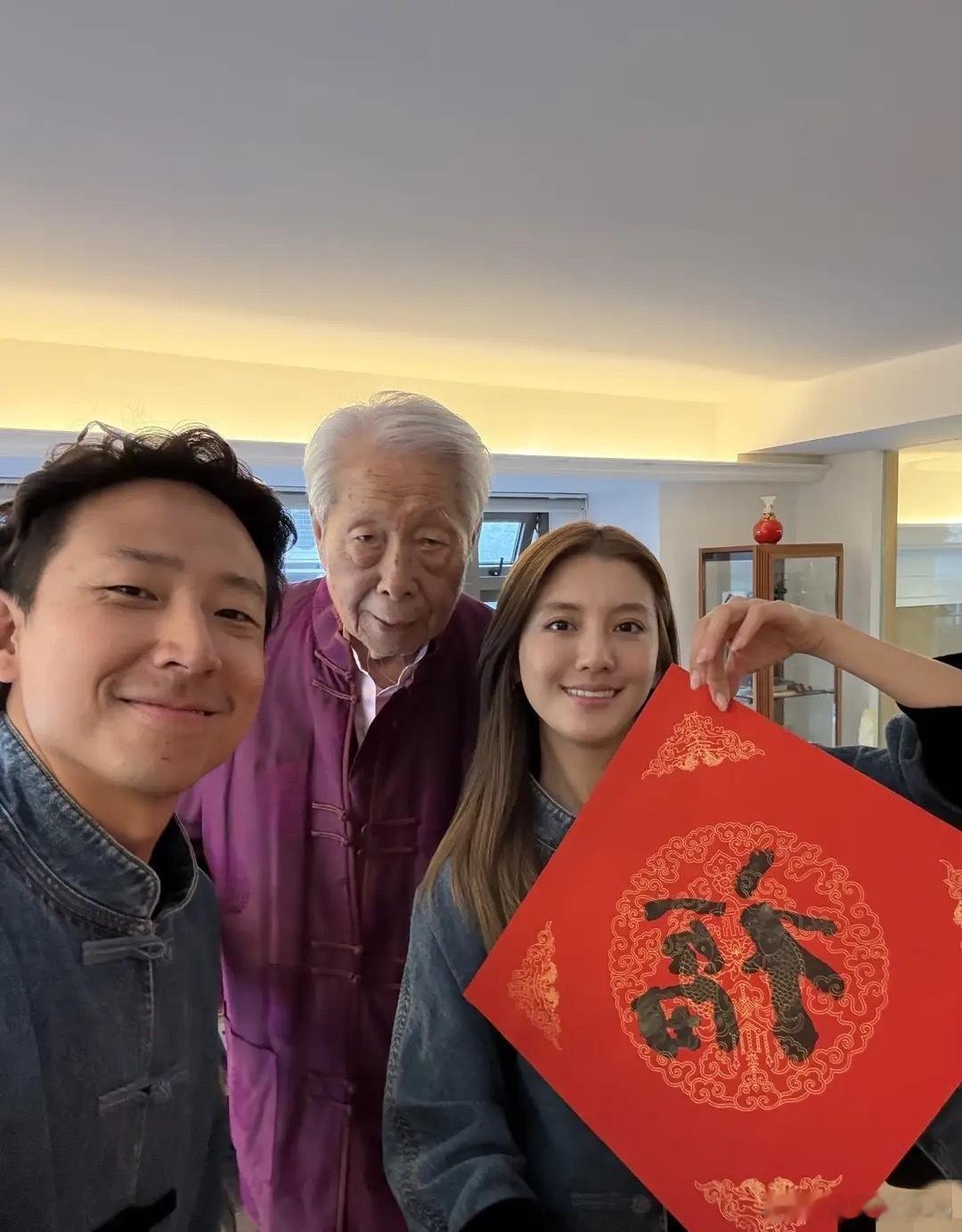 施伯雄吴千语大年初一分享拜年照，祝大家马年行大运，马到成功！ 