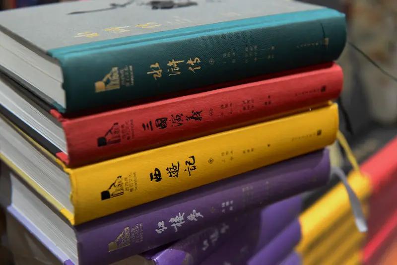 一个人打发时间的方式可多了。我超爱阅读，像喜欢文学就看《红楼梦》，感受古典文学的