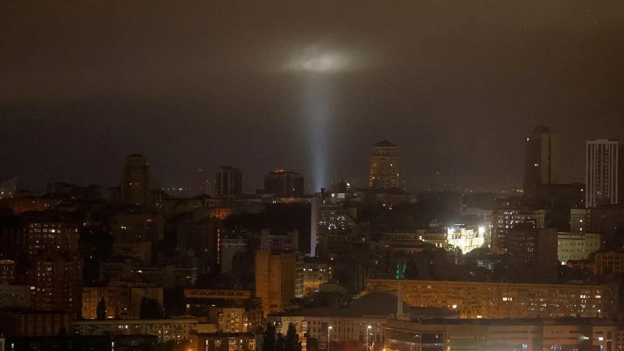 《近乎灾难》：遭俄打击后基辅拉响警报
 
德国《世界报》：因俄军大规模打击，基辅