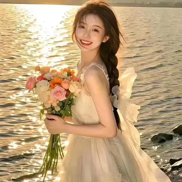 手持花束，微笑面对大海，捕捉美好瞬间！海边温柔女孩 海边白衣少女 美女海边风景 