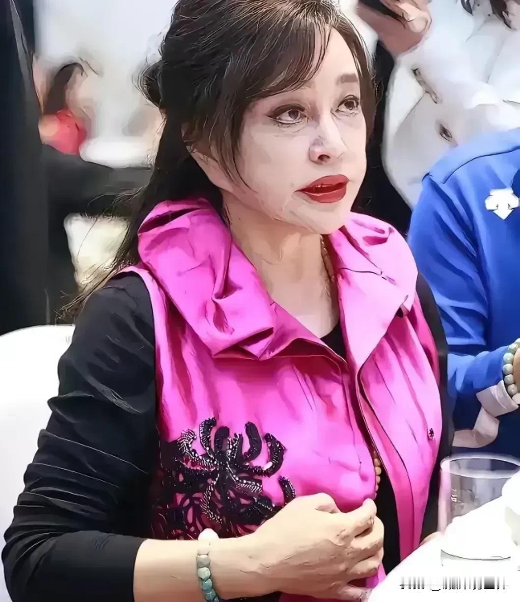 没有对比就没有伤害！

一个曾是家喻户晓的大美女、昔日令多少男人魂牵梦萦的女神，