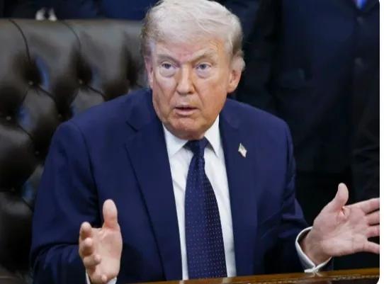 万斯在晚宴上的表现被指“失分”，特朗普出面解释为啥先救他！

2026年4月25