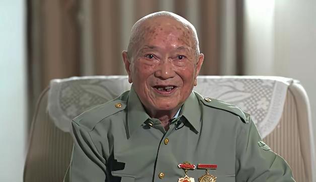 1979年，廖汉生视察部队时，突然提出要见一个人，见到对方后，他眉头微皱，这人打