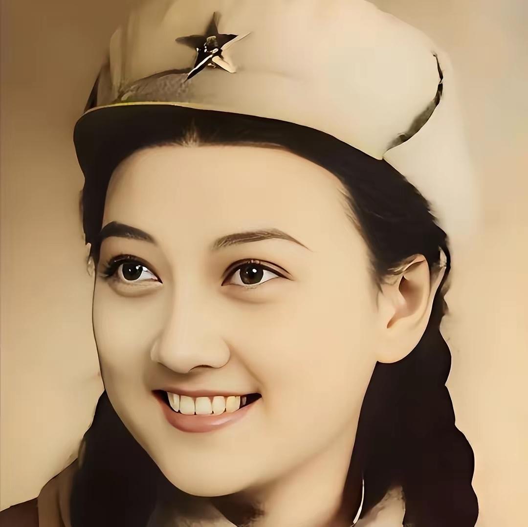 都说王丹凤长得漂亮洋气，但看了王晓棠年轻时的照片后，你会发现，两位佳人长得像，但