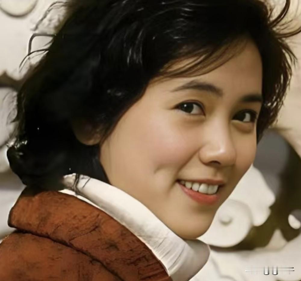洪学敏是南京人，80年代的漂亮女演员，她清脆甜美的嗓音和活泼灵动的表演风格，深受
