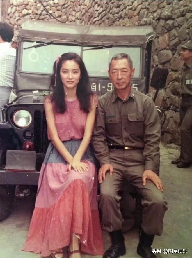 林青霞早期的合照，她的颜值放到现在什么水平啊？