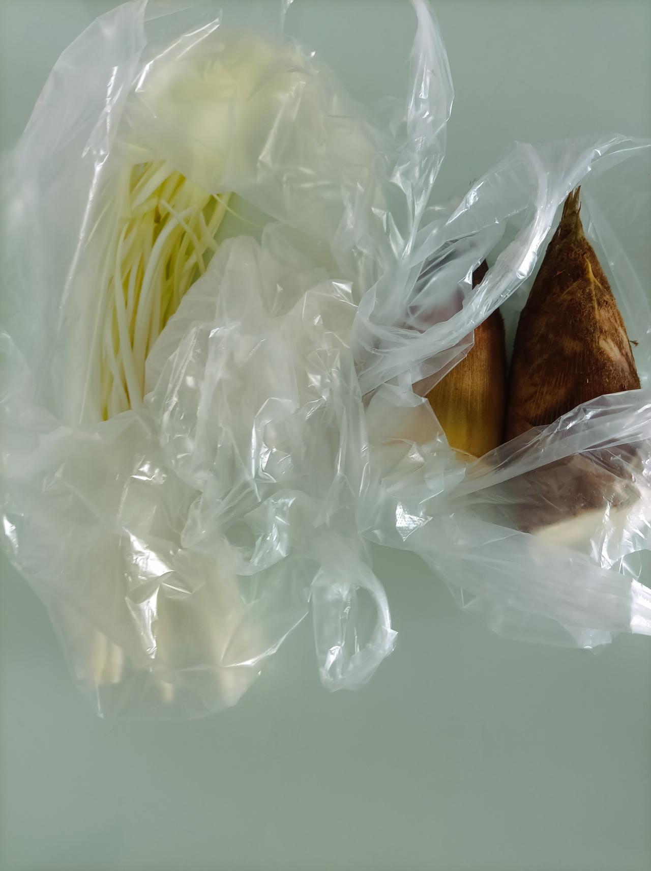 今天吃什么昨天又吃了家乡炒年糕，儿子周末买了二株春笋，再买了豆腐和肉，昨天晚上做