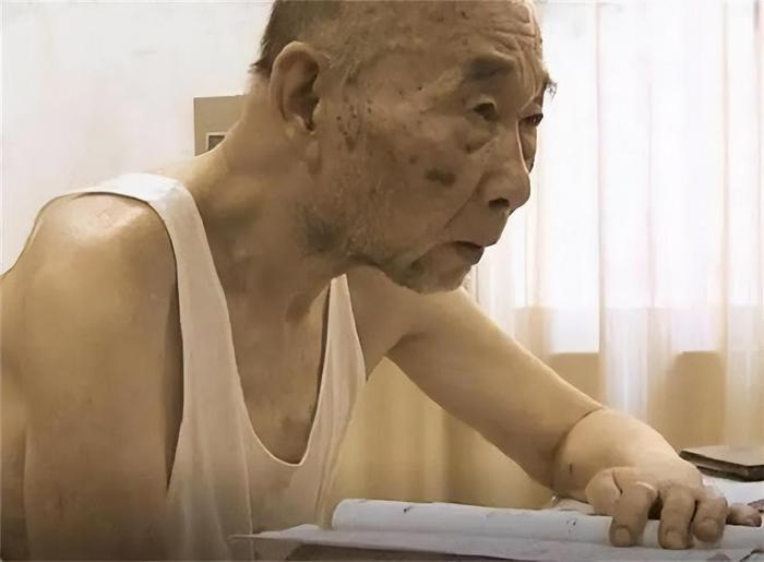 中国导弹为什么如此精准？全靠这位身穿5块钱背心的老人！他曾用18月就破解了“钱学