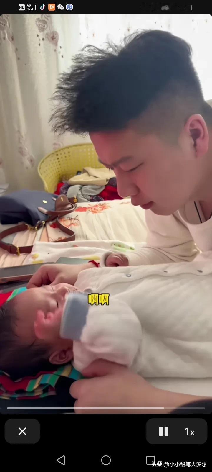 麦小登的儿子终于露正脸了，感觉长的好高大呀，胖乎胖乎的，妈妈的瓜子脸和大眼睛一点