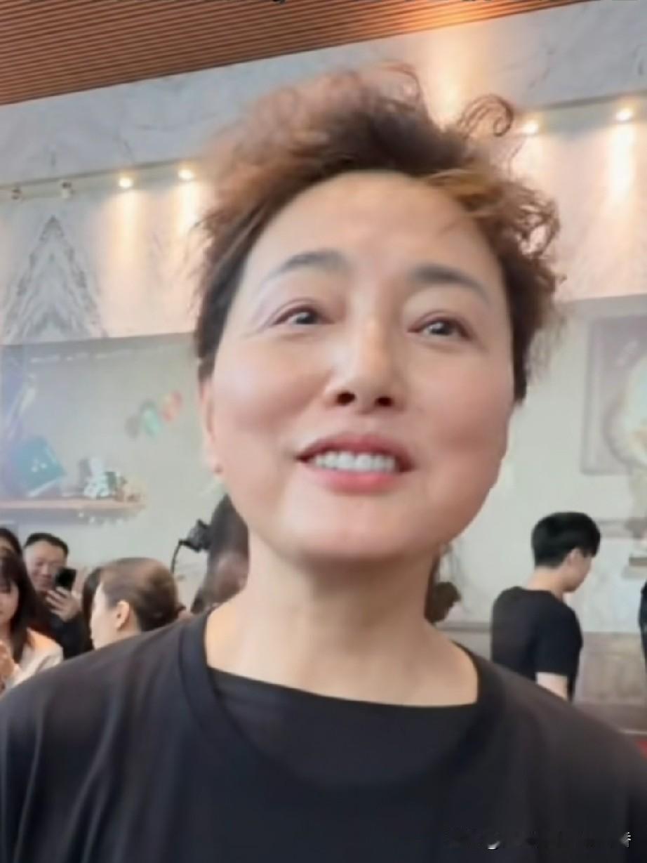 56岁的张延亮相活动现场，她眼角耷拉、身形发福，与当年《粉红女郎》里的男人婆形象