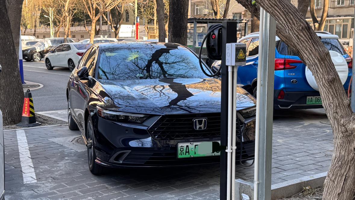 路上难得一见的雅阁PHEV，小区里还真有邻居买了。其实这车的配置、动力持久性、N