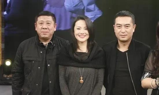 张嘉译、程煜、咏梅三位演艺界实力派同框确实少见。在2012年首播的《悬崖》里，他
