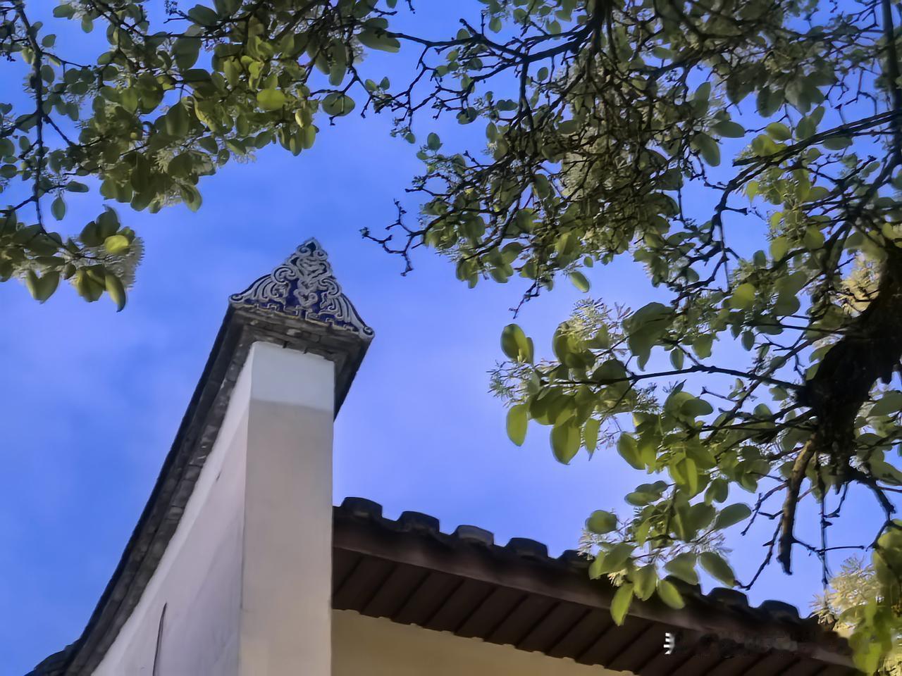 三坊七巷衣锦坊的百年流苏。
夜幕降临，终于寻得机会，前来一睹三坊七巷衣锦坊的百年