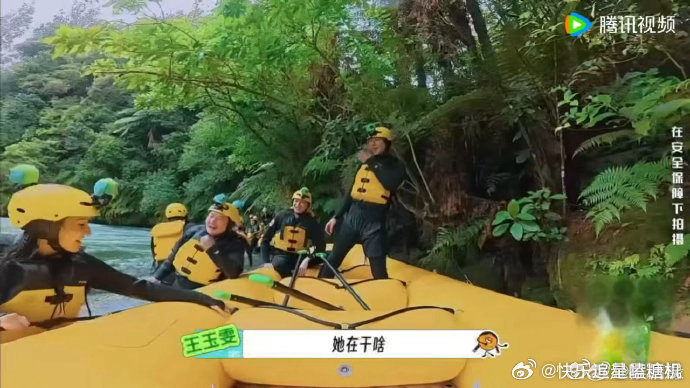 地球超新鲜周也落水自救 周也落水之后自己扑腾着爬上来那段真的太可爱了，不慌不忙还