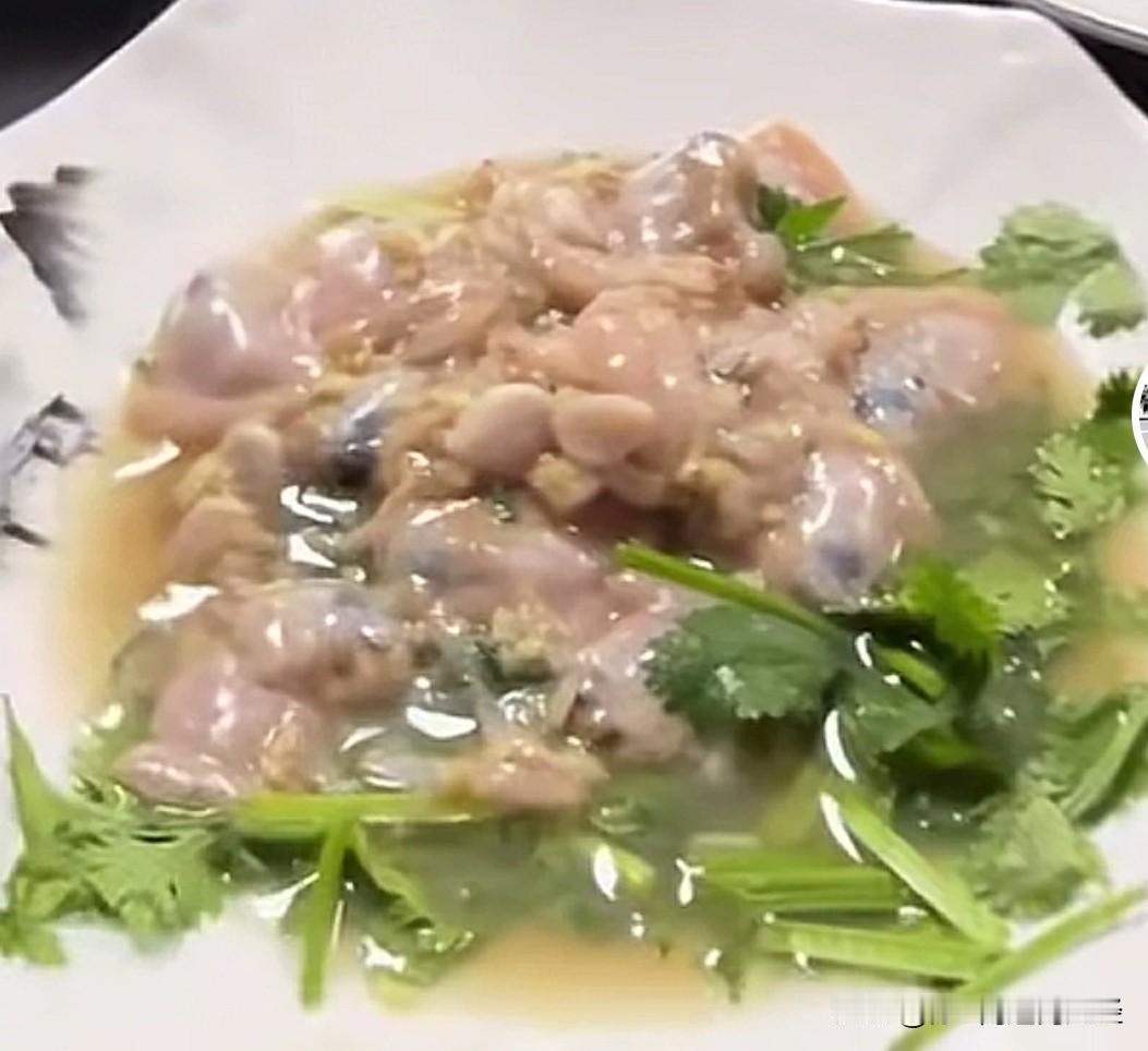 文蛤是南通家常菜，饭店一般铁板，家里一般韭黄荸荠炒，但是现在越来越多流行吃“生炝