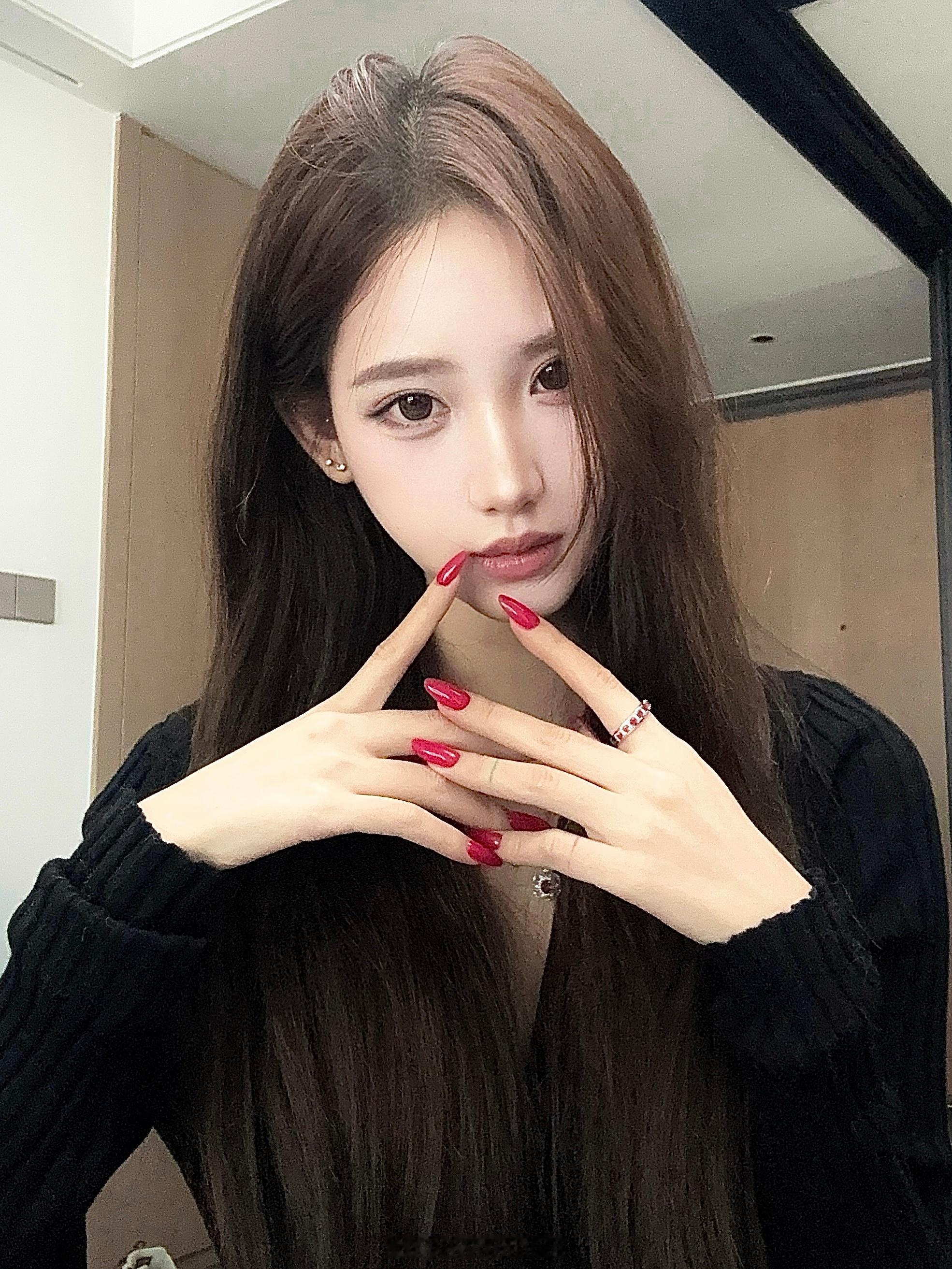 拍完这张照在家里录了10个小时的自我介绍 我要抑郁了。。。买了一堆可爱袜袜嘿嘿三