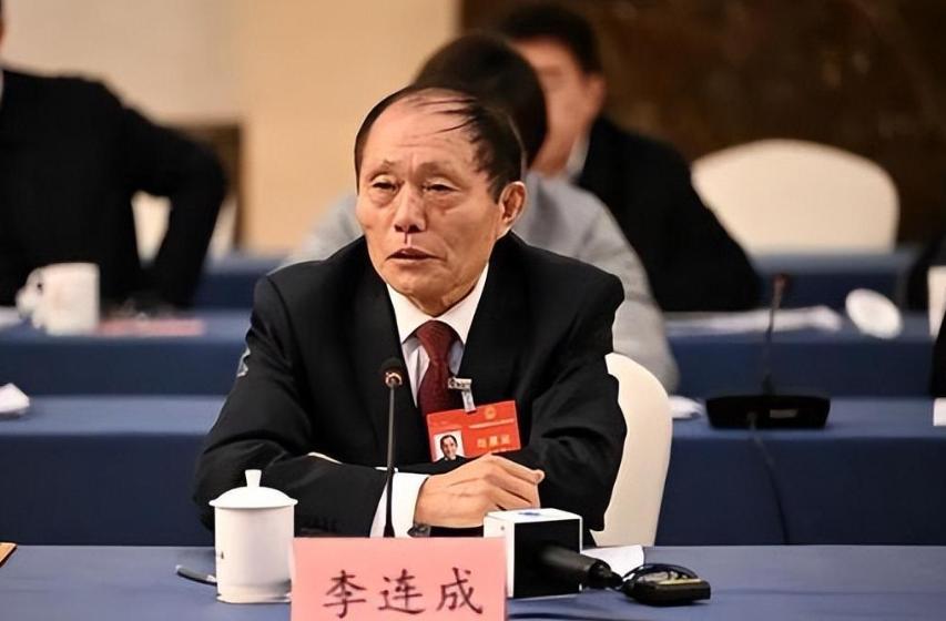 1991年，村官李连成一上任就为村里办了三件事：第一件事将自家价值200多万元的