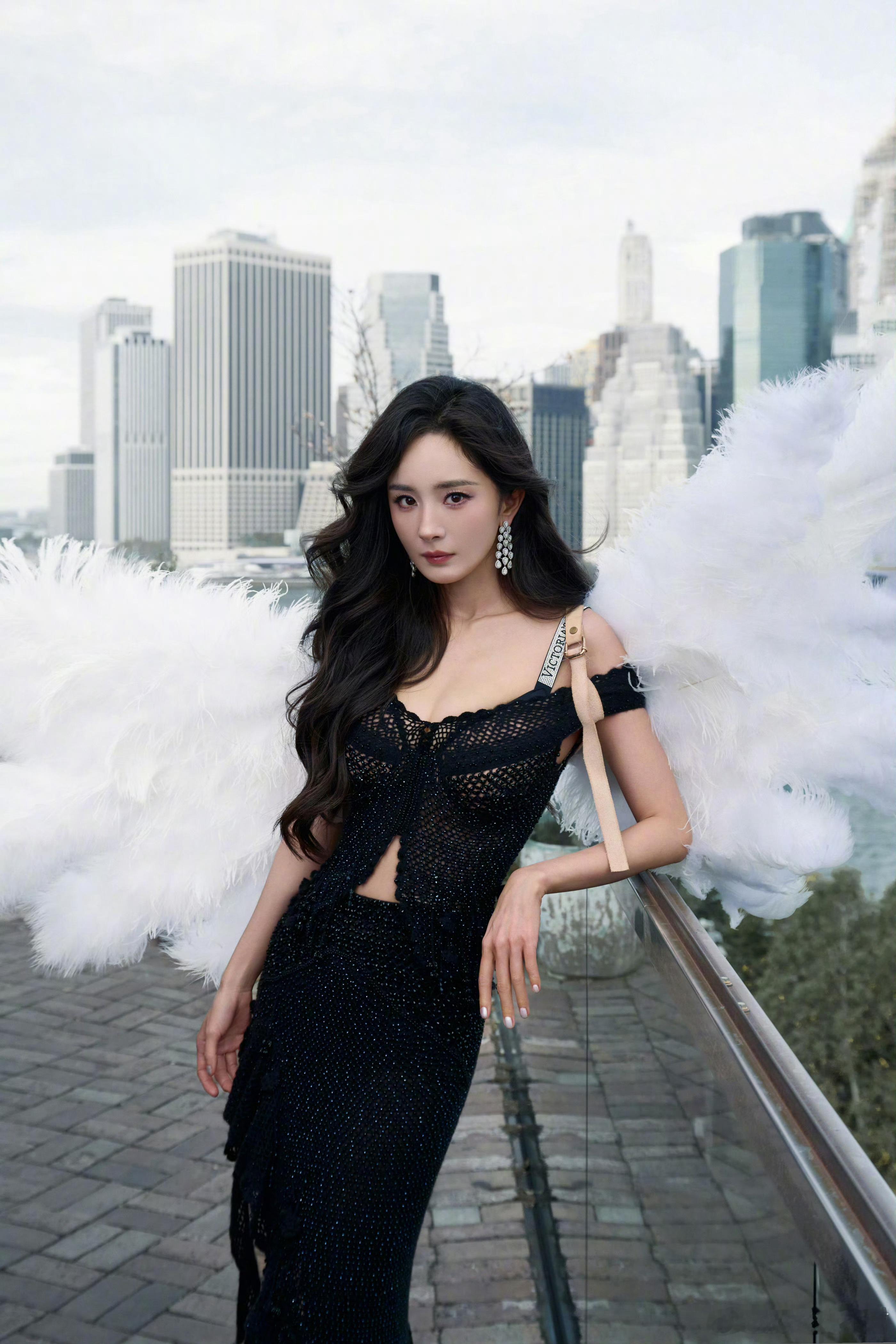 毫无违和感的维密天使翅膀高定搭配维密的性感穿搭无论身材还是气质，杨幂这个亚洲区品