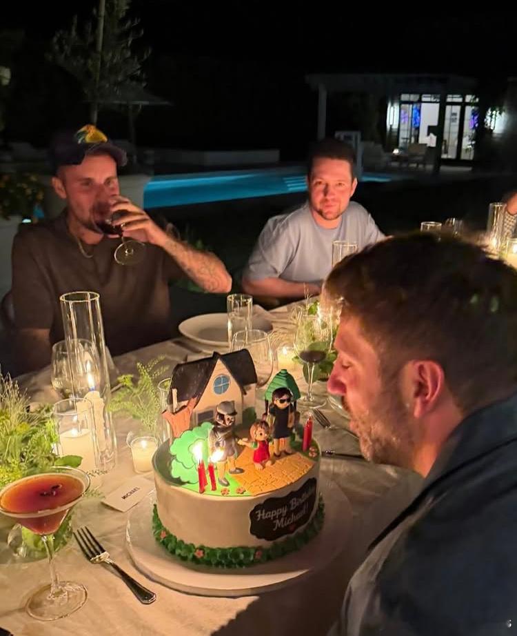 贾斯汀比伯参加朋友生日聚会照片。 
