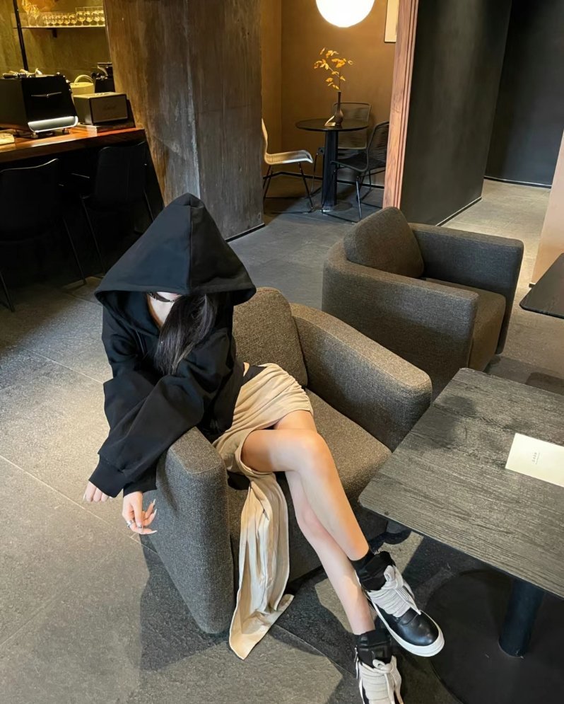 我们应该从喜欢里得到力量和快乐 而不是花光所有力量和快乐去喜欢. ​​​
