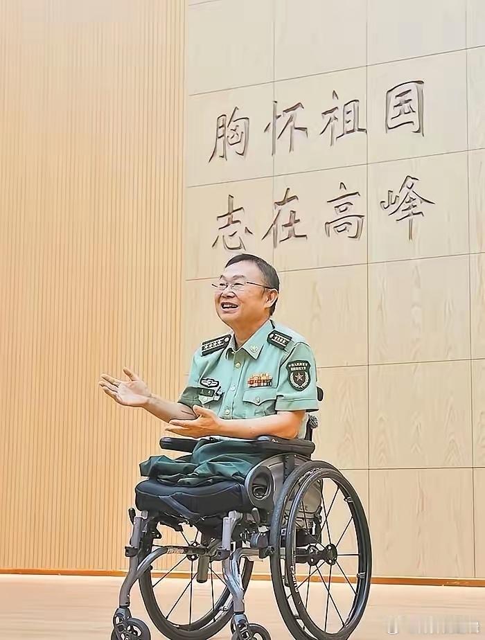 他才是青年该追的星2026年7月29日，中宣部授予国防科技大学研究员王戟“时代楷
